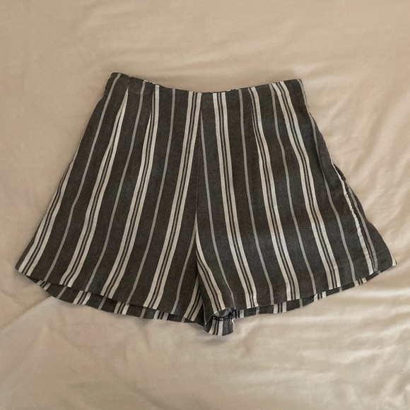 ZARA Trafaluc High Waisted Pleated Shorts - Picture 4 of 10